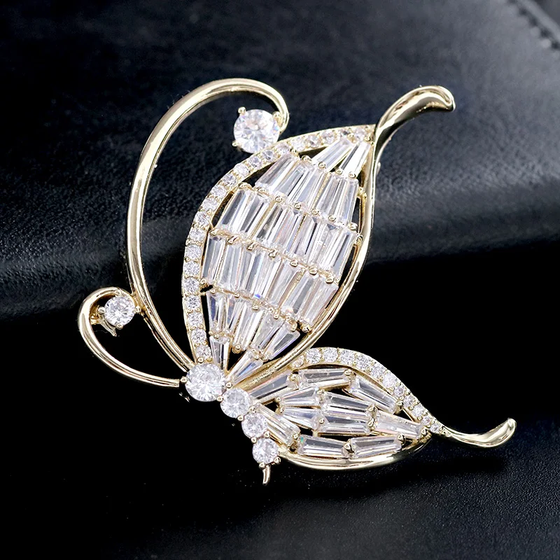 Брошка-бабочка с белыми кристаллами и стразами подарок на свадьбу серебряная для