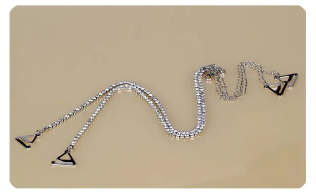 Черное однорядное плотное вечернее платье с цепочкой на плечах нижнее белье