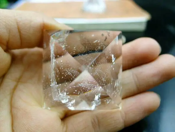 Натуральный прозрачный белый кристалл пирамида из кварца исцеляющая Пирамида