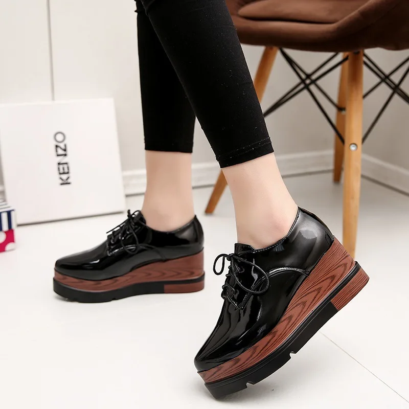 2018 Весна обувь плотно сидящая на ноге из лакированной кожи кексы платформе в