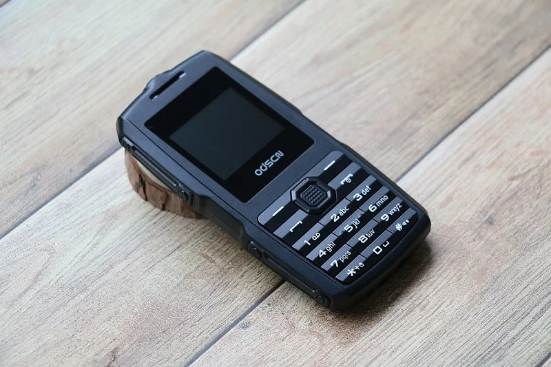 Черный Разблокировка 2G прочный мобильный телефон с двумя симкартами Whatsapp Bluetooth Камера Факел 3,5 Джек FM русская клавиатура мобильный телефон дополнительный свет - Цвет: Черный