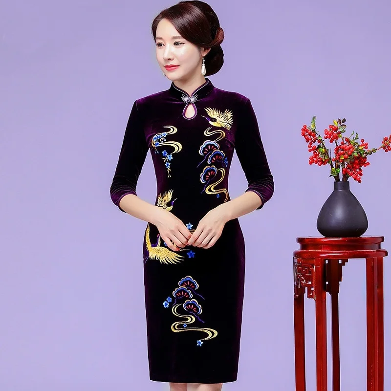Фиолетовое китайское традиционное платье Ципао с вышивкой велюровое вечернее Ao