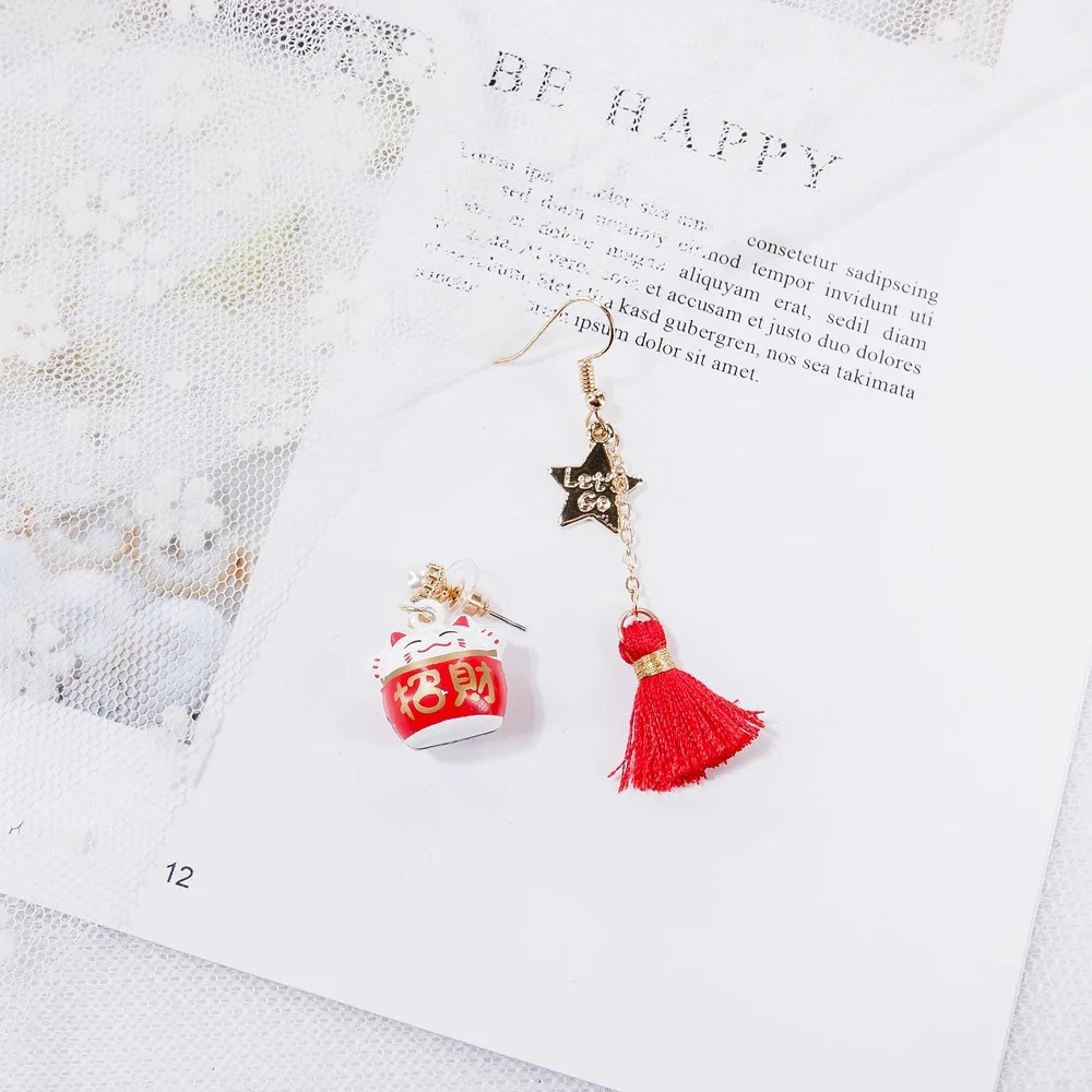 Необычные серьги гвоздики Maneki Neko асимметричные с кисточками и искусственным