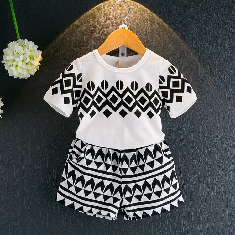 Маленькая девочка горячая 2017 летний новый девушки Мода черный и белый Lingge печати