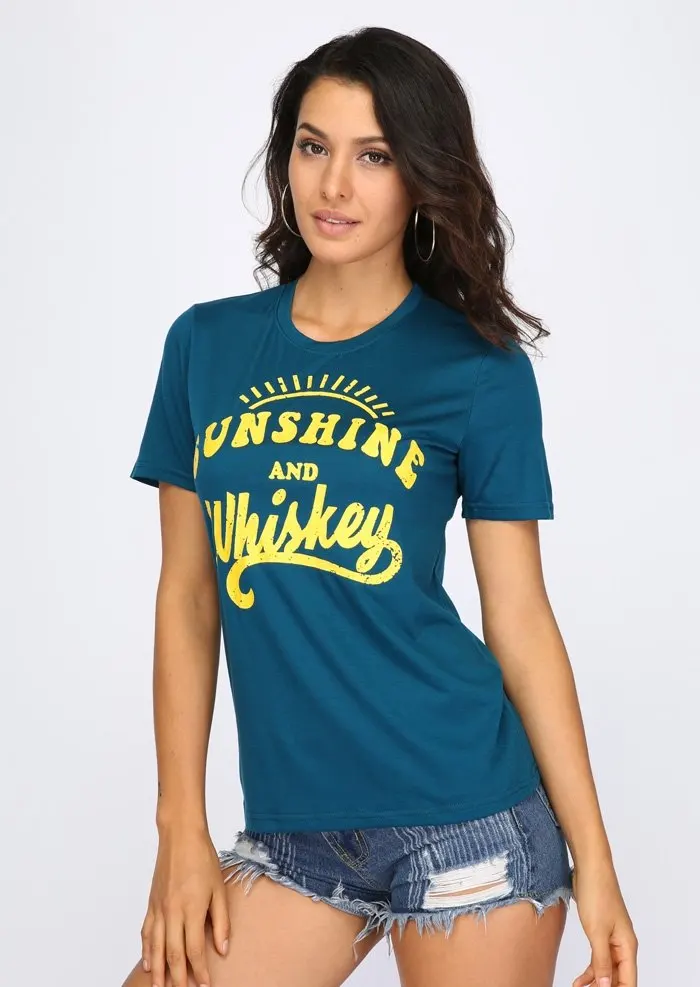 Женская футболка с коротким рукавом темно зеленая принтом Sunshine And Whiskey и круглым