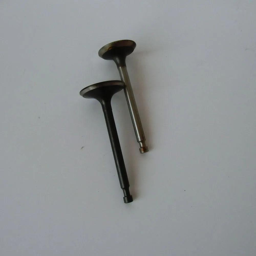 Детали бензинового двигателя 190F впускной клапан и выпускной клапан. |