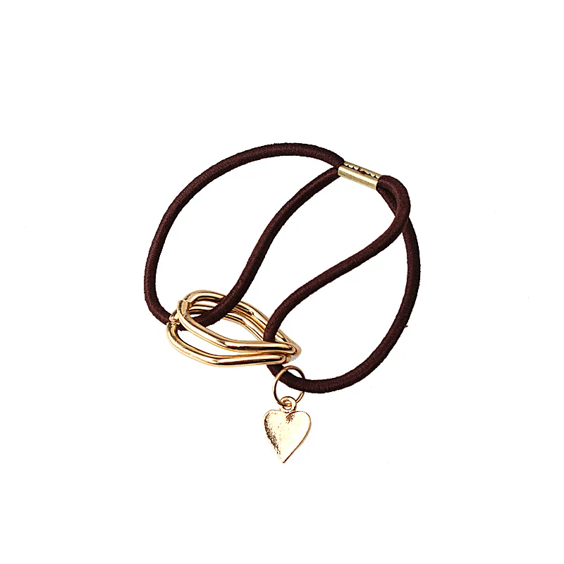 Простая резинка для волос с металлическим сердечным подвеском и кольцом.