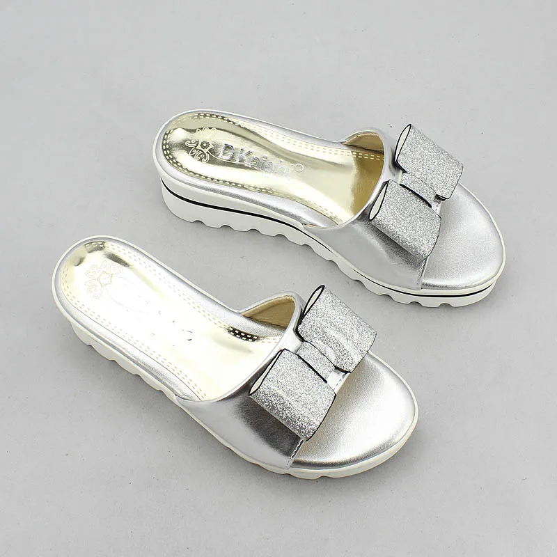 Блестящие шлепанцы с бантом летние пляжные сандалии на танкетке повседневная