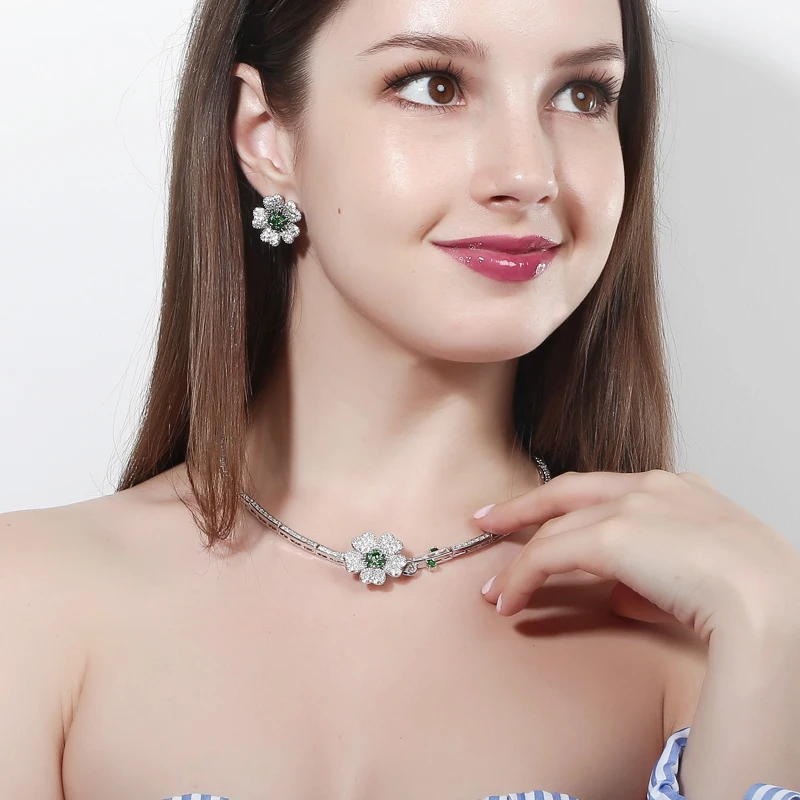Серьги ThreeGraces с зеленым кубическим цирконием серьги большим цветком ожерелье
