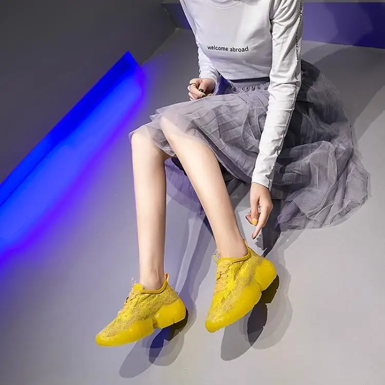 Милые дышащие женские кроссовки белого и желтого цвета на шнуровке с круглым