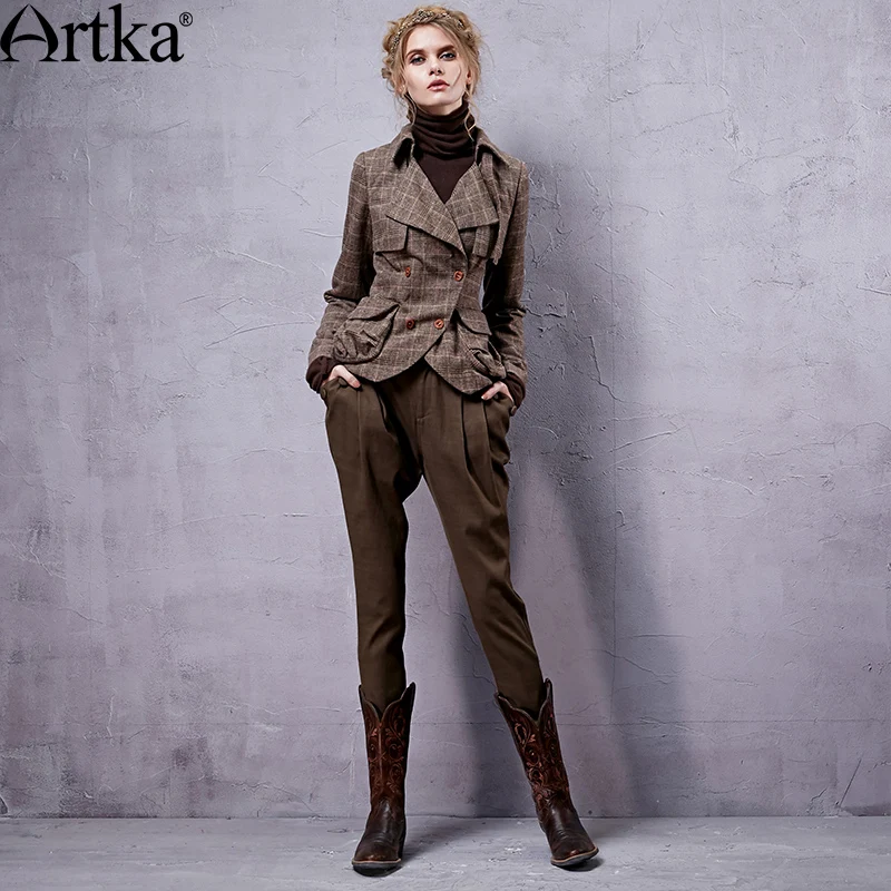 Женская двубортная короткая куртка ARTKA черная винтажная клетчатая В рыцарском