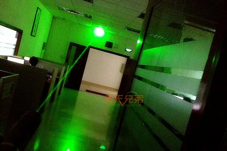 Супер мощный! Милитарааа 532нм 100000 м фонари Lazer зеленая лазерная указка ожога матч