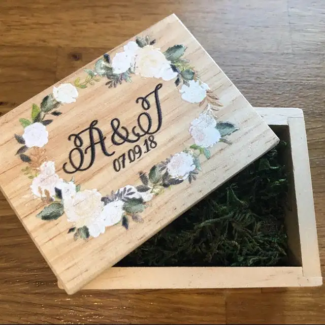 Деревянная коробка для свадебных колец с индивидуальными наименованиями