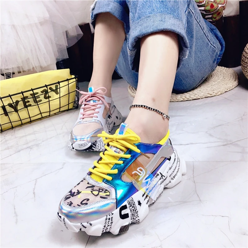 Кроссовки женские сетчатые на толстой подошве дышащие сникерсы с граффити