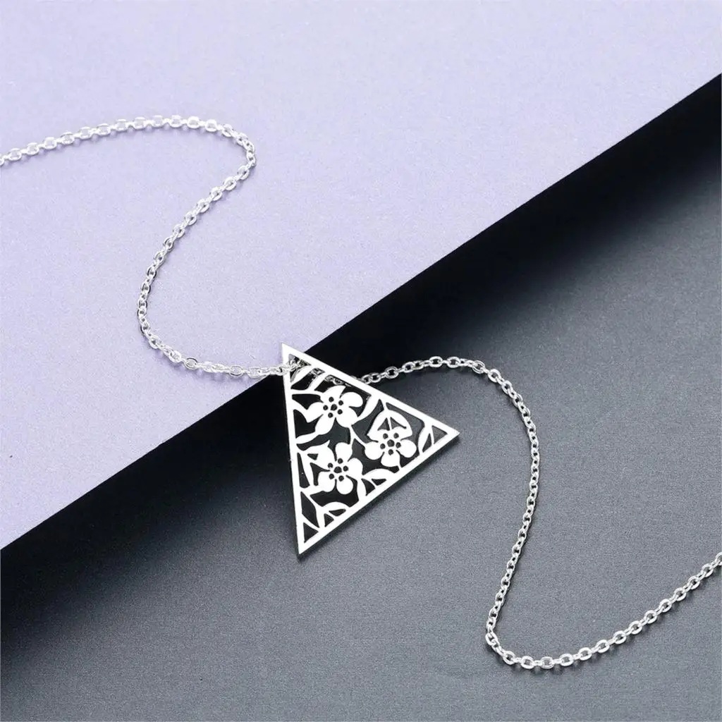 Ожерелье Kinitial с треугольным кулоном полыми цветами лето 2019 золотая цепочка из