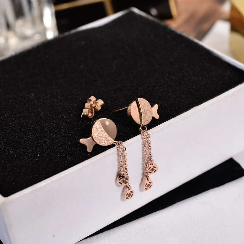 YUN RUO 2018 Новое поступление модные серьги-гвоздики для монет с рыбкой Lucky Fish цвета