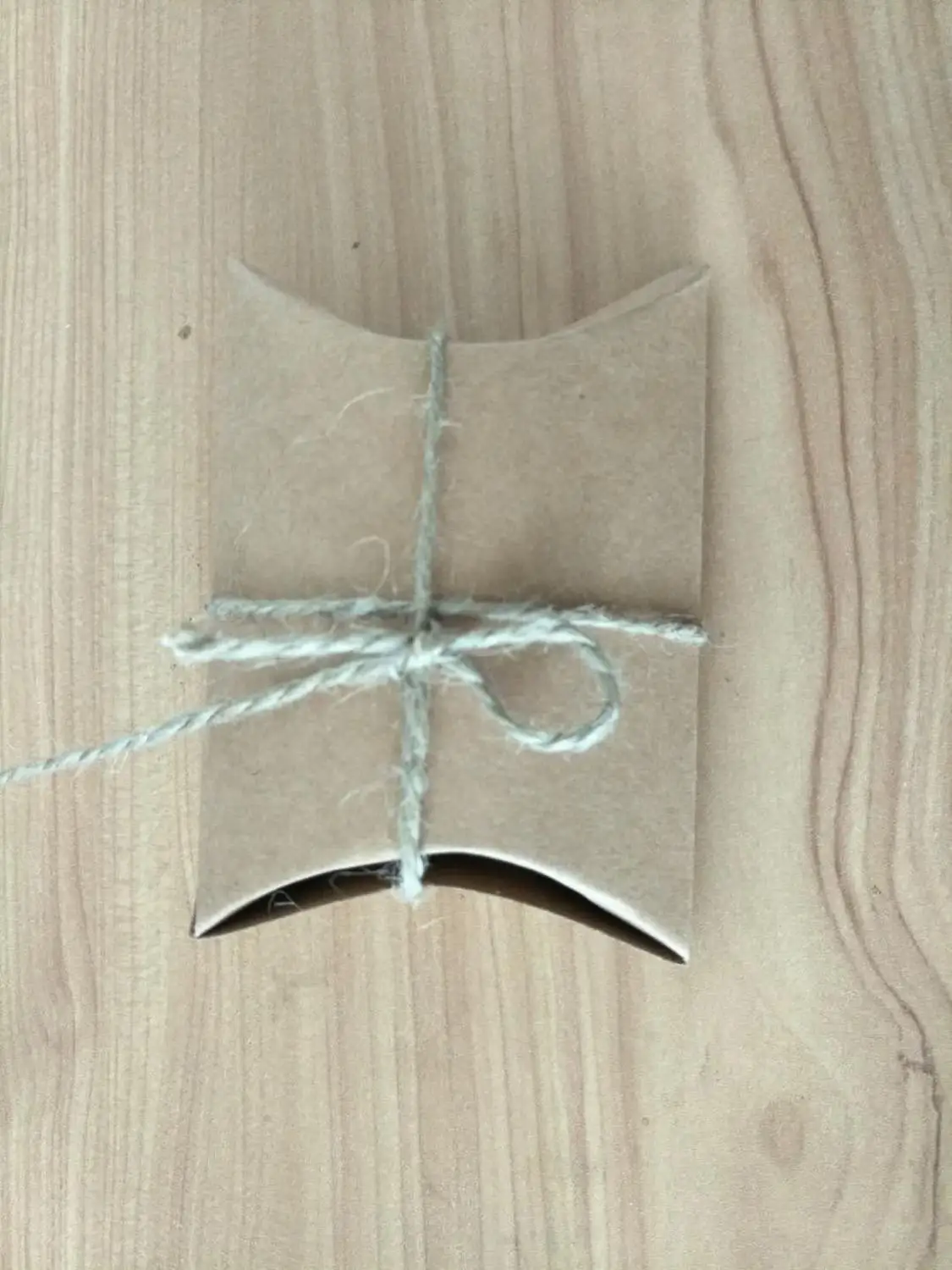 With rope 50 штук крафт-бумажная подушка, картонная коробка, маленький размер, бумажная коробка для пятен, бумажная коробка, подарочные пакеты, коробка для конфет - Цвет: With rope