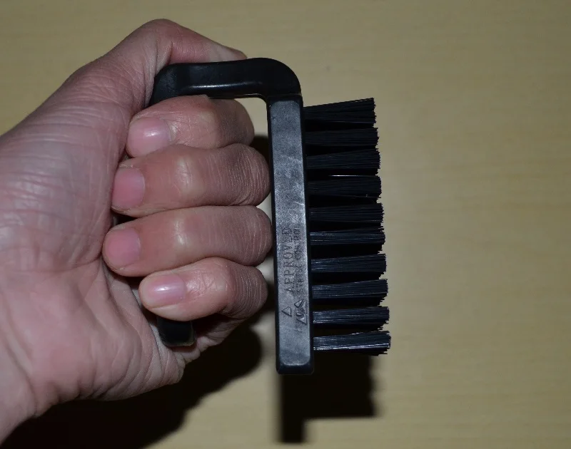 Оптовая продажа 100 шт. Антистатическая щетка зеленая нейлоновая пластиковая для