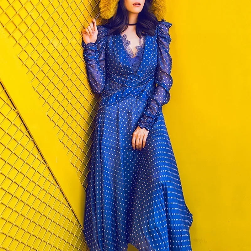 Женское кружевное платье TWOTWINSTYLE асимметричное макси в горошек с v образным