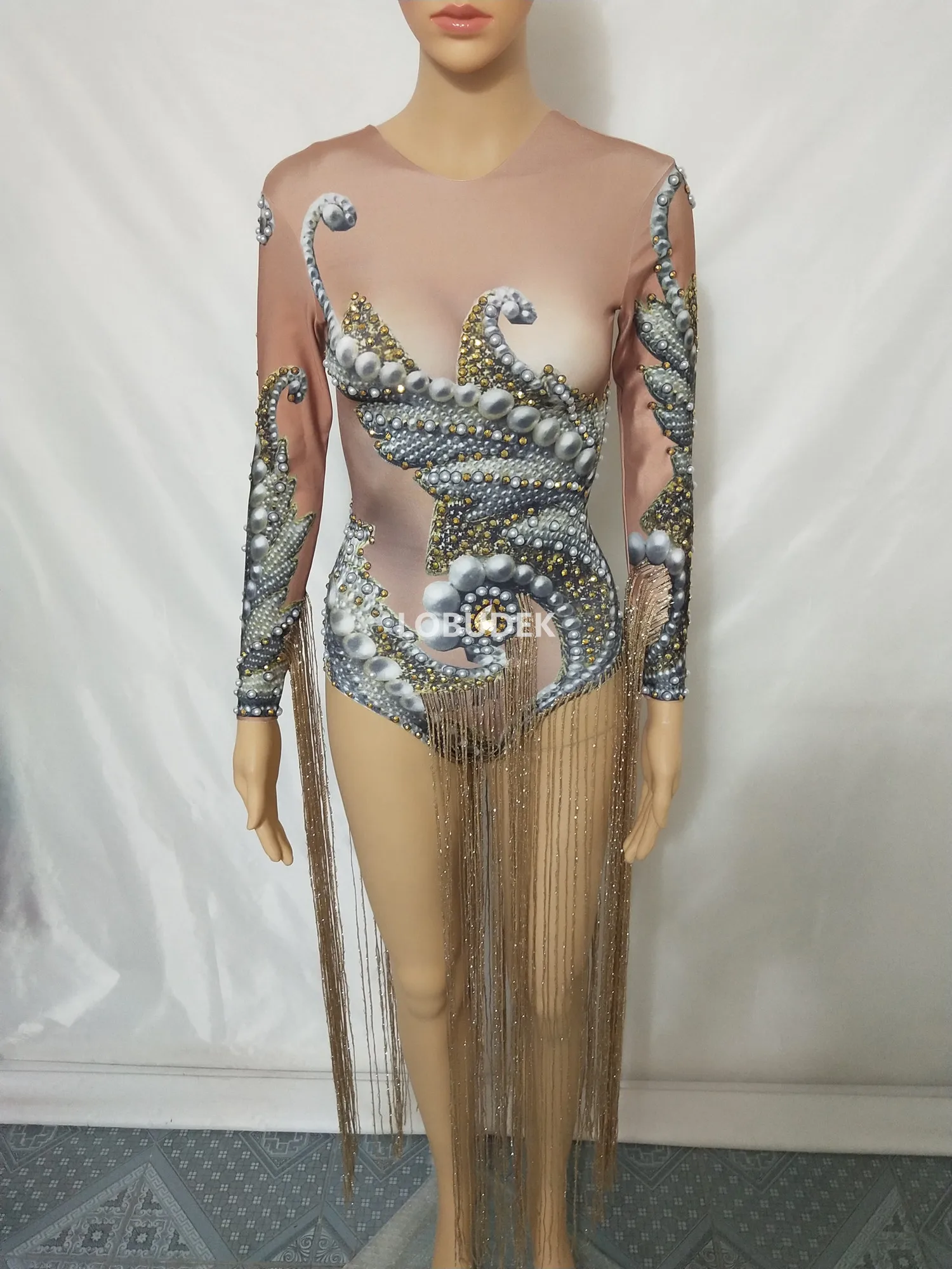 Пикантный телесный эластичный боди с 3D рисунком комбинезон золотыми кисточками