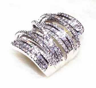 Модное кольцо очень красивое и высококачественное кольцо. Так же как на фото