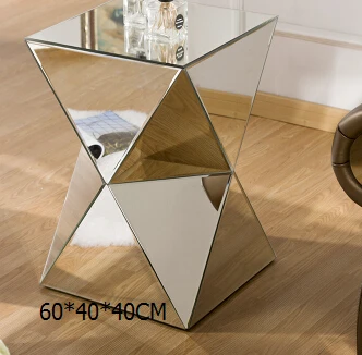 Зеркальный угол дивана с несколькими стеклянными краями несколько простых