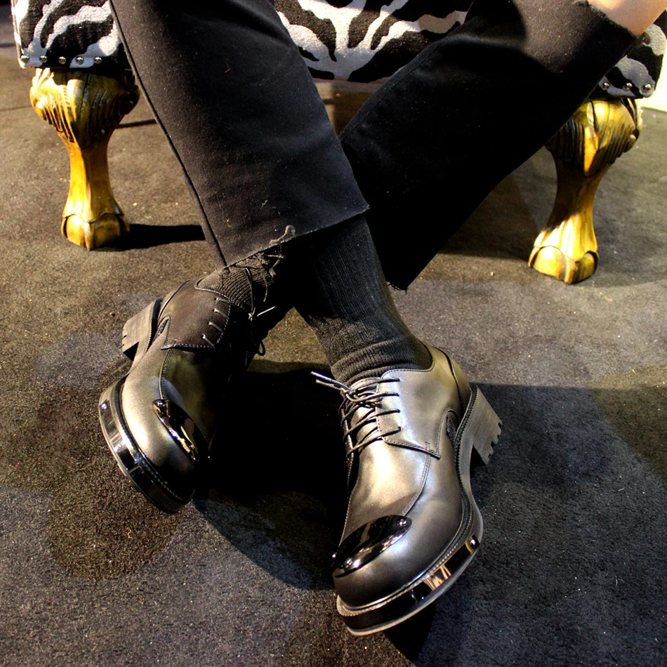 Мужские кожаные туфли с металлическим украшением круглым носком на шнуровке