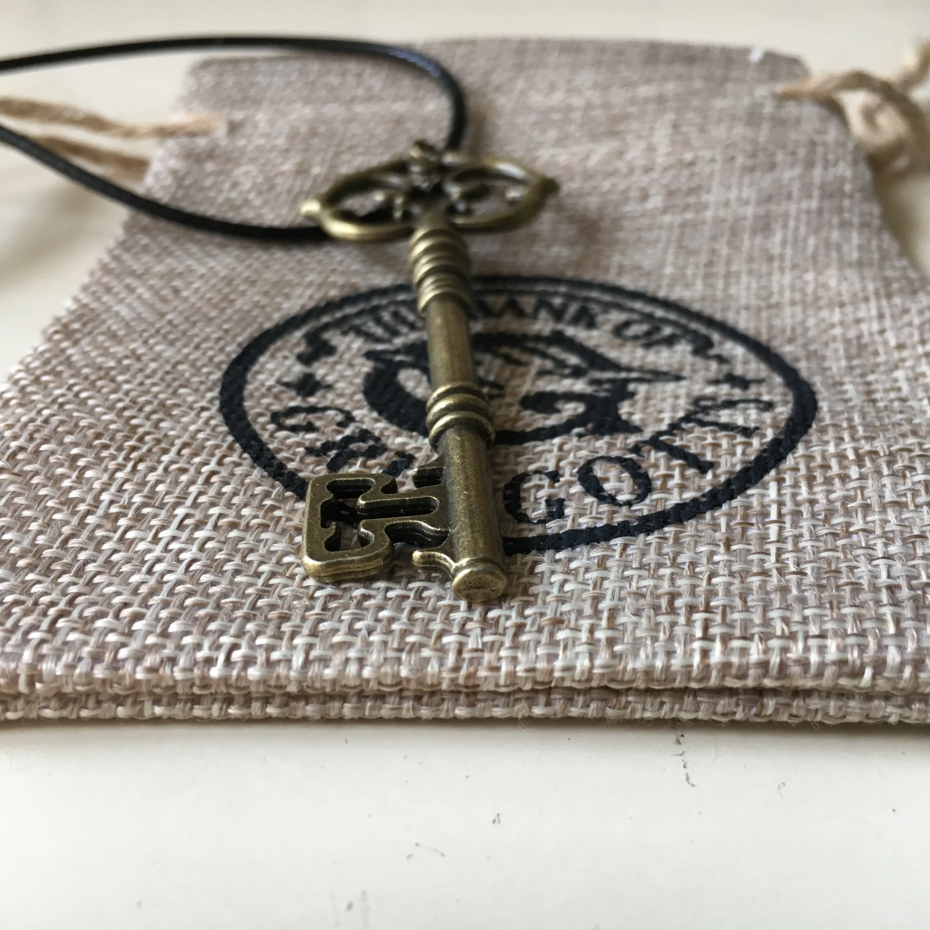 

Gringotts Bank Key Wizarding Bank Key Pendant Necklace And Logo Sack 2Pcs Set Halloween Cosplay Accessories Collectible