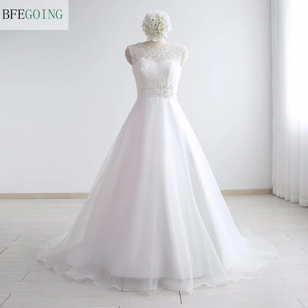 Белое Тюлевое свадебное платье А-силуэта до пола со шлейфом без рукавов и бисером