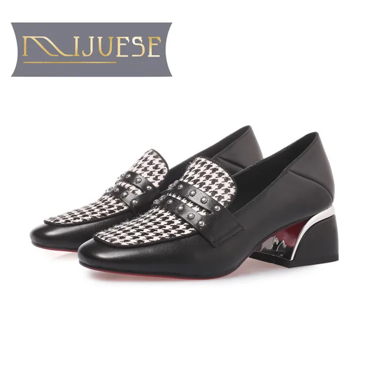 Женские туфли лодочки из мягкой коровьей кожи MLJUESE черные с заклепками и круглым