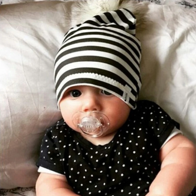 Красивая шапка для маленьких мальчиков и девочек с помпоном из меха енота