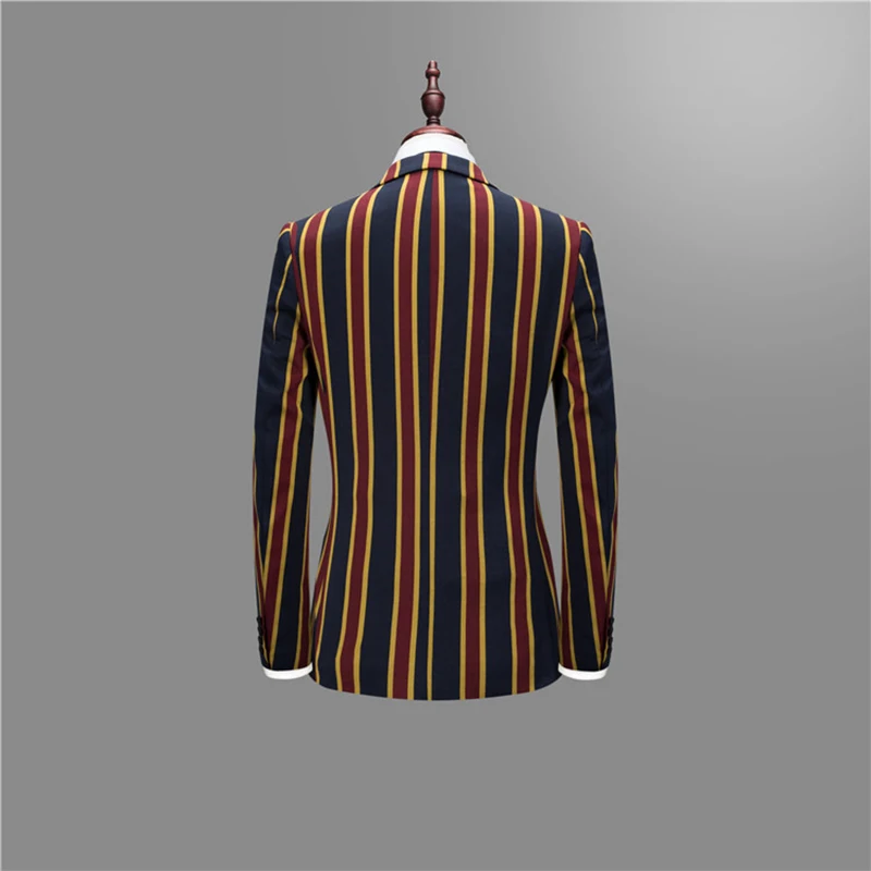 Мужской костюм из 3 предметов двубортный с вертикальными цветными полосками