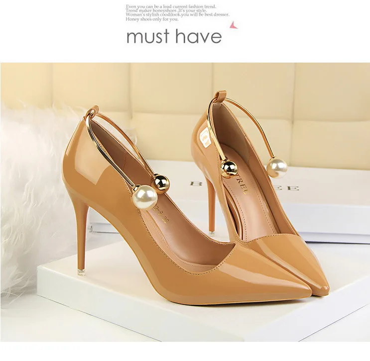 Элегантные женские босоножки на тонком каблуке с жемчугом и металлической пряжкой; модные брендовые женские туфли из лакированной кожи на высоком каблуке с острым носком
