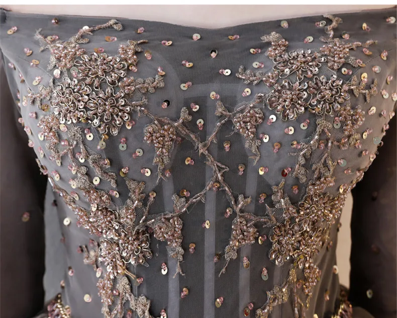 Женское винтажное вечернее платье серое короткое с вырезом лодочкой коротким