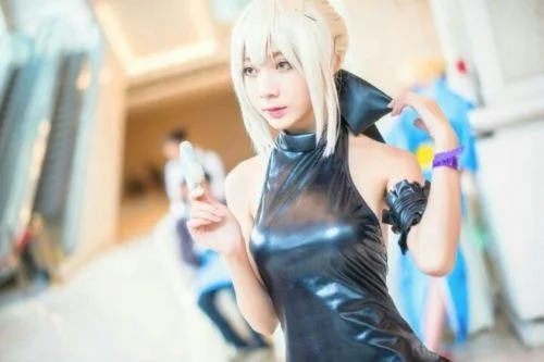 Fate Stay Night Saber Alter косплей парик + черный бант Новый светильник костюм из серых волос