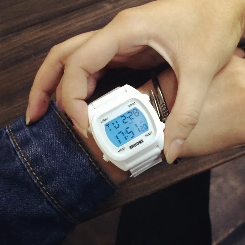 Новинка 2017 модные спортивные электронные часы Мужчины Площади СВЕТОДИОДНЫЕ