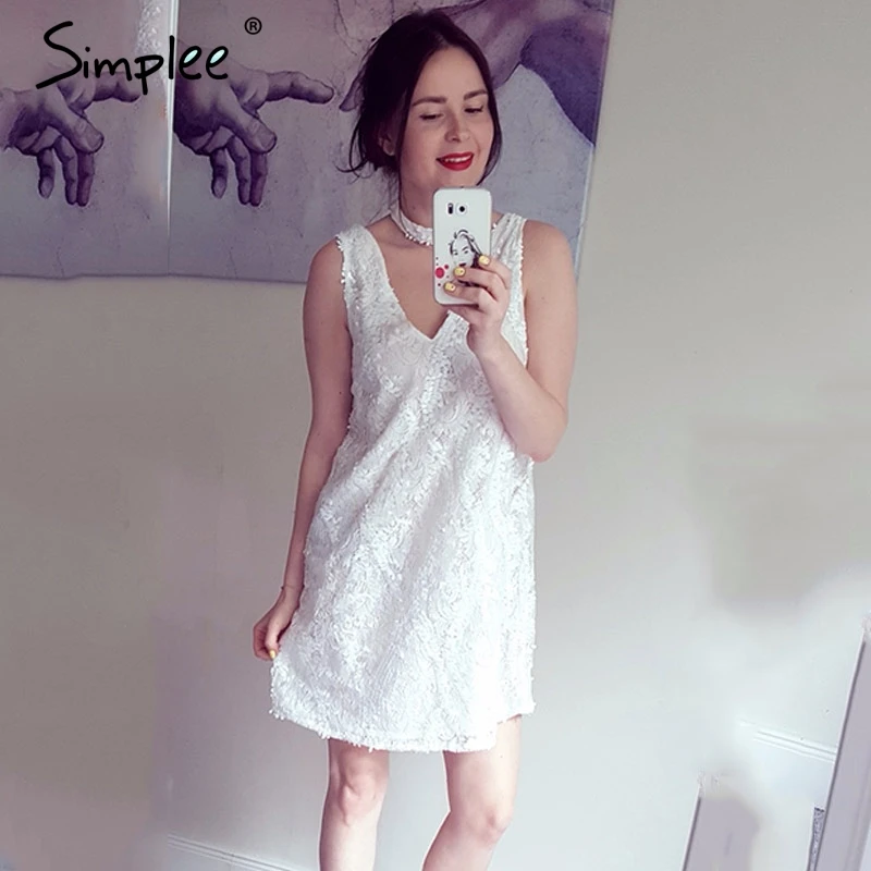 Женское летнее кружевное мини-платье Simplee с лямкой через шею и блестками белое