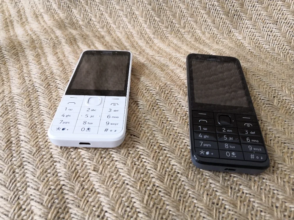 Nokia 230 разблокированный GSM 2,8 дюймов две sim-карты и одна карта 2MP QWERTY клавиатура английский Восстановленный мобильный телефон