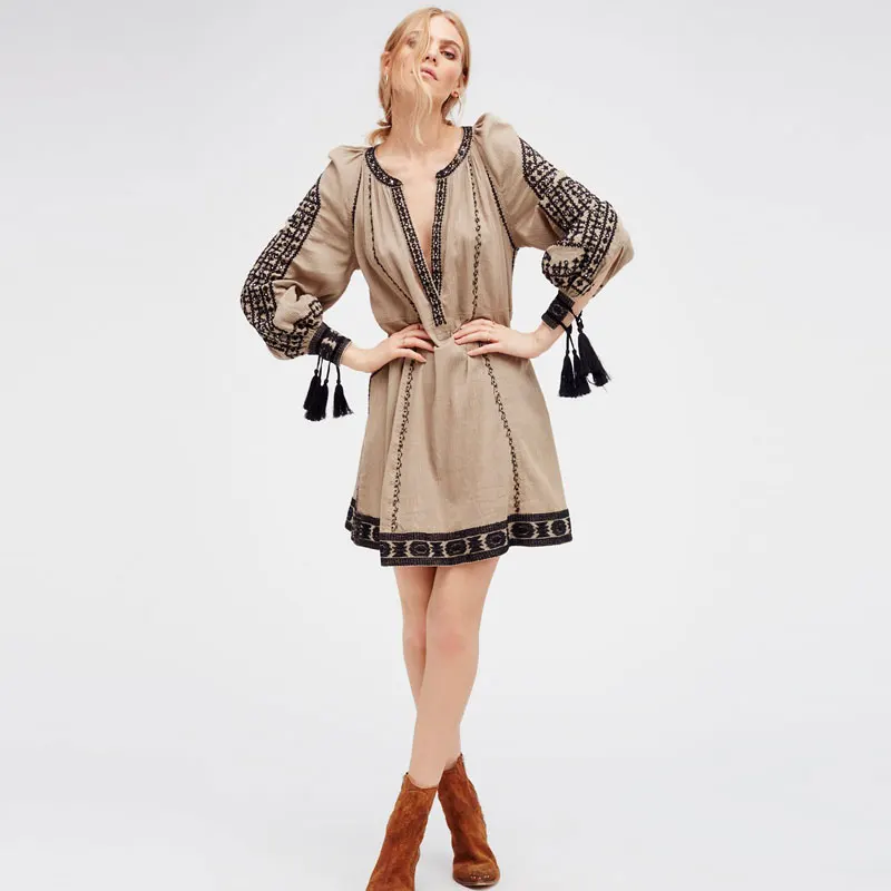 Женское платье с вышивкой в виде магнолии глубоким вырезом и кисточками длинным