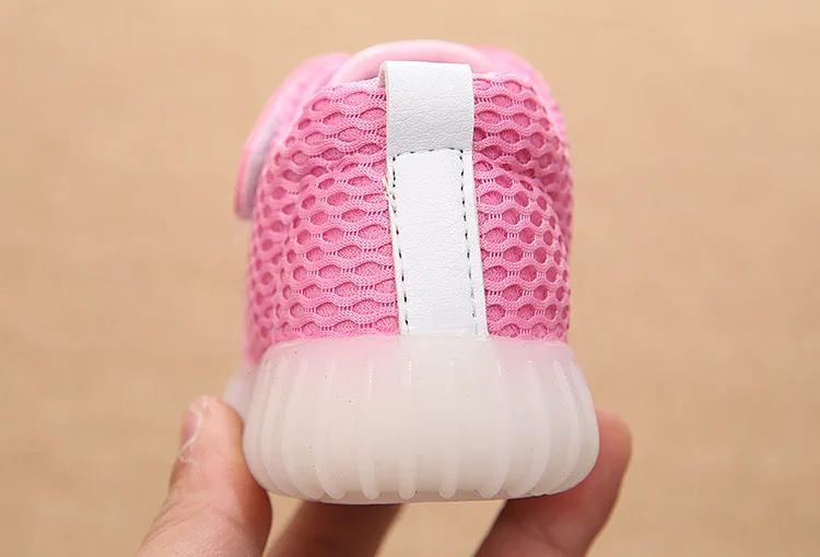 Детская обувь Новинка 2017 года модная детская с подсветкой Светящиеся кроссовки