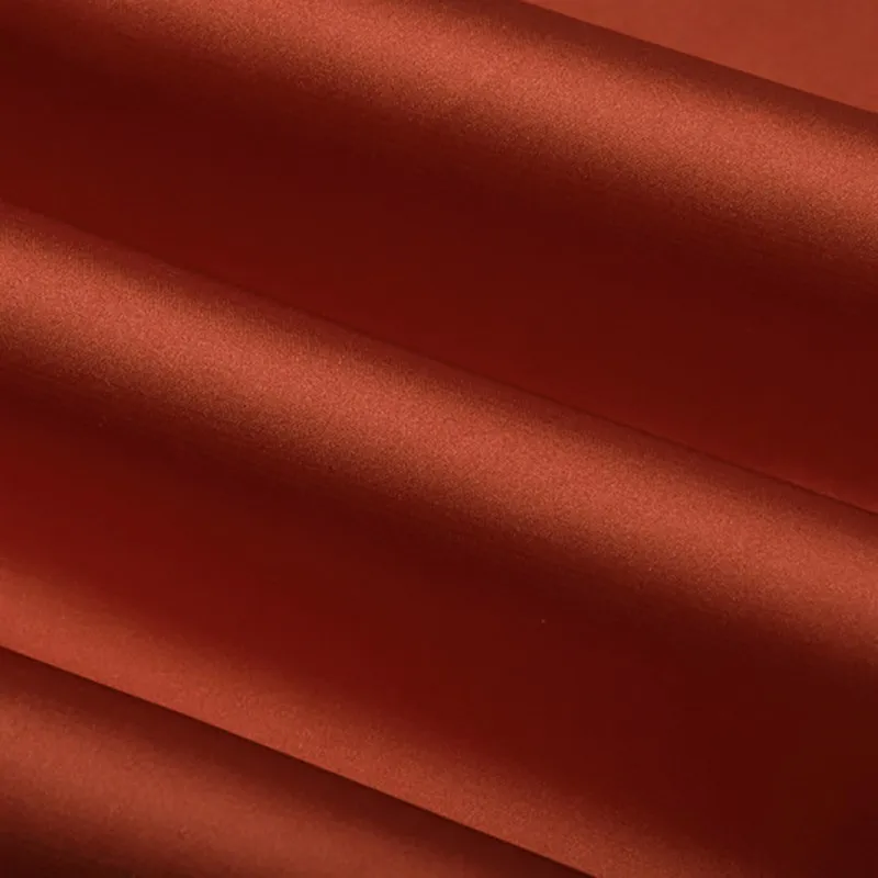 Женское облегающее платье средней длины с квадратным воротником на тонких