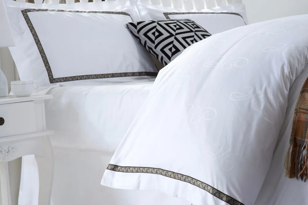 barato Tarja Preta 100% Algodão Acetinado Branco Puro Conjuntos De Cama Do Hotel De Luxo Rainha Rei Suave Sentimento De Seda Folha De Roupa De Cama Set Capa De Edredão