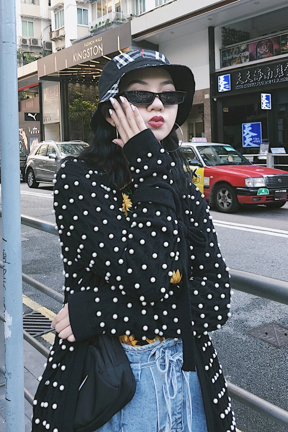 Shopkeeper keeps V collar black and white wavy high quality seahorse sweater cool air warm cardigan |