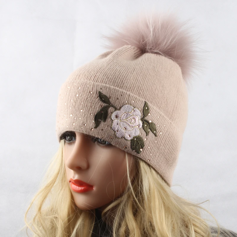 Зимняя женская шапка с цветочной вышивкой помпоном из натурального меха со