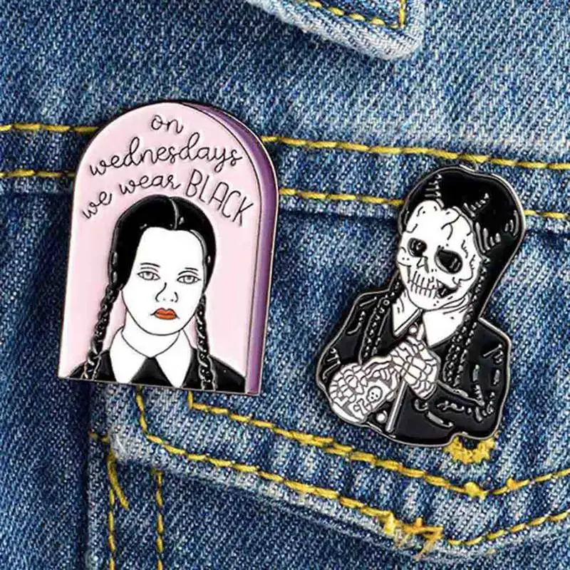 Эмалированная булавка вдохновленная wednesa Addams мы носим черные заколки со скелетом