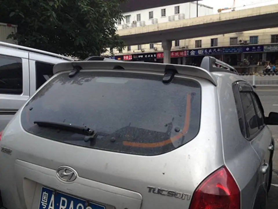 Спойлер для Hyundai Tucson из качественного материала ABS, цвет грунтовки, на модели Tucson 2006-2013 годов.
