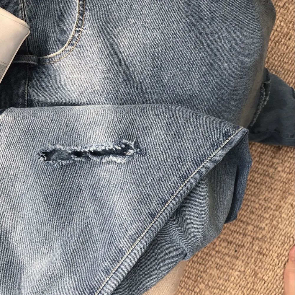 

The man is inclined to break the hole in the summer with a simple and slim straight barrel casual han style jeans