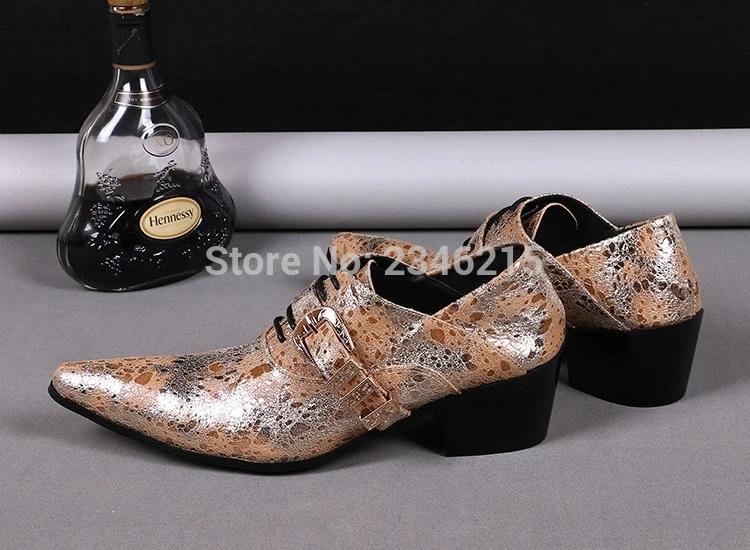 Мужская обувь на высоком каблуке блестящие золотые модельные туфли классические