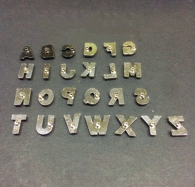 Allory буквы горного хрусталя A-Z одежды заклепки с заклепки штифты для сумки, шляпы, кожи, джинсов, чокер украшения для самодельного изготовления аксессуаров