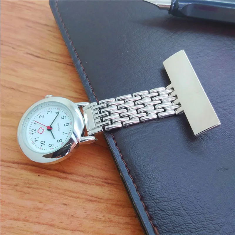 Индивидуальные наручные часы для медсестры с выгравированным именем на лацкане